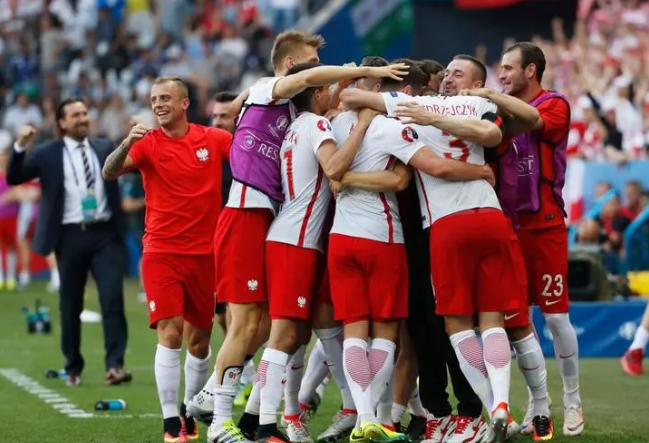 波兰的欧洲杯之旅：从初探到崭露头角
