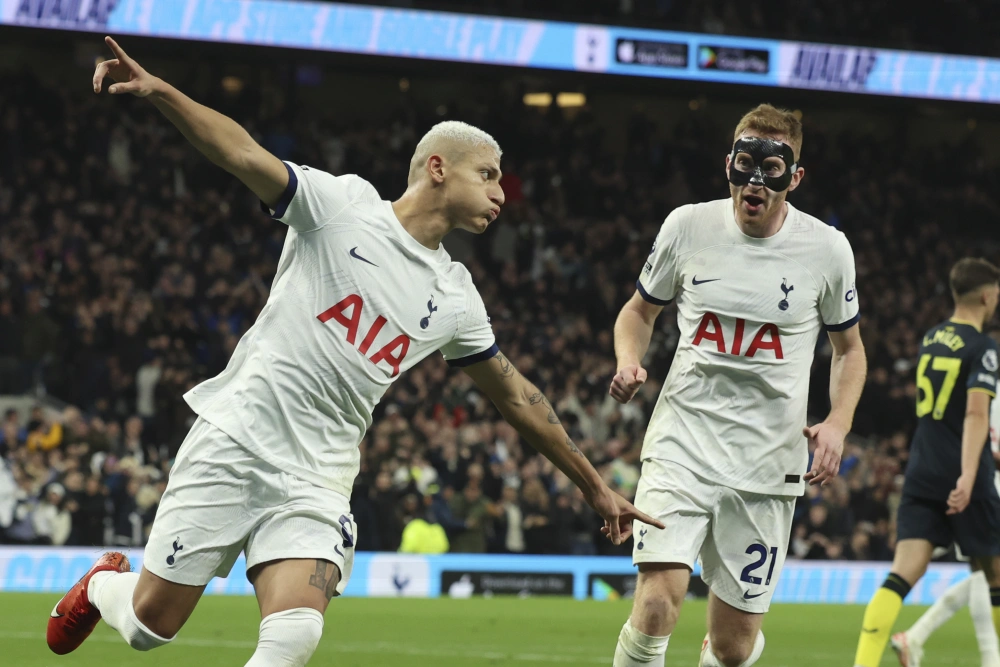 热刺欧冠：<a href='/news/tag/1158082.html' style='color: blue;'>逆境中绽放的坚韧之花</a>